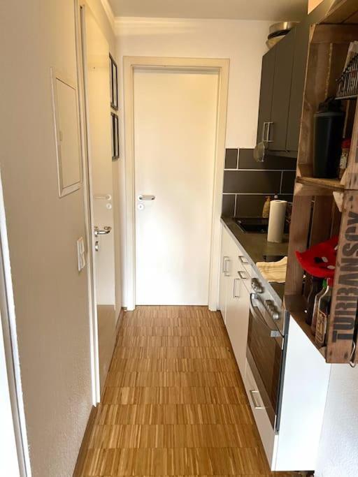 - Chilliges Zimmer In Dusseldorf Mit Balkon & Kuche; Big Tv And Bed - Exteriör bild