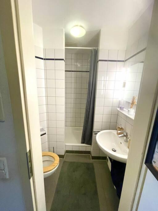 - Chilliges Zimmer In Dusseldorf Mit Balkon & Kuche; Big Tv And Bed - Exteriör bild