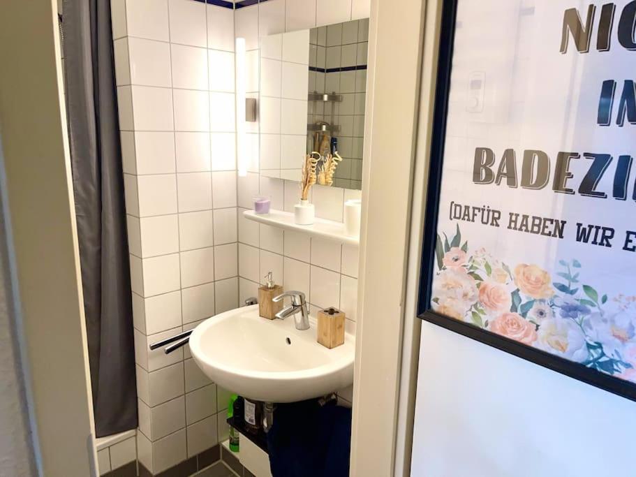 - Chilliges Zimmer In Dusseldorf Mit Balkon & Kuche; Big Tv And Bed - Exteriör bild